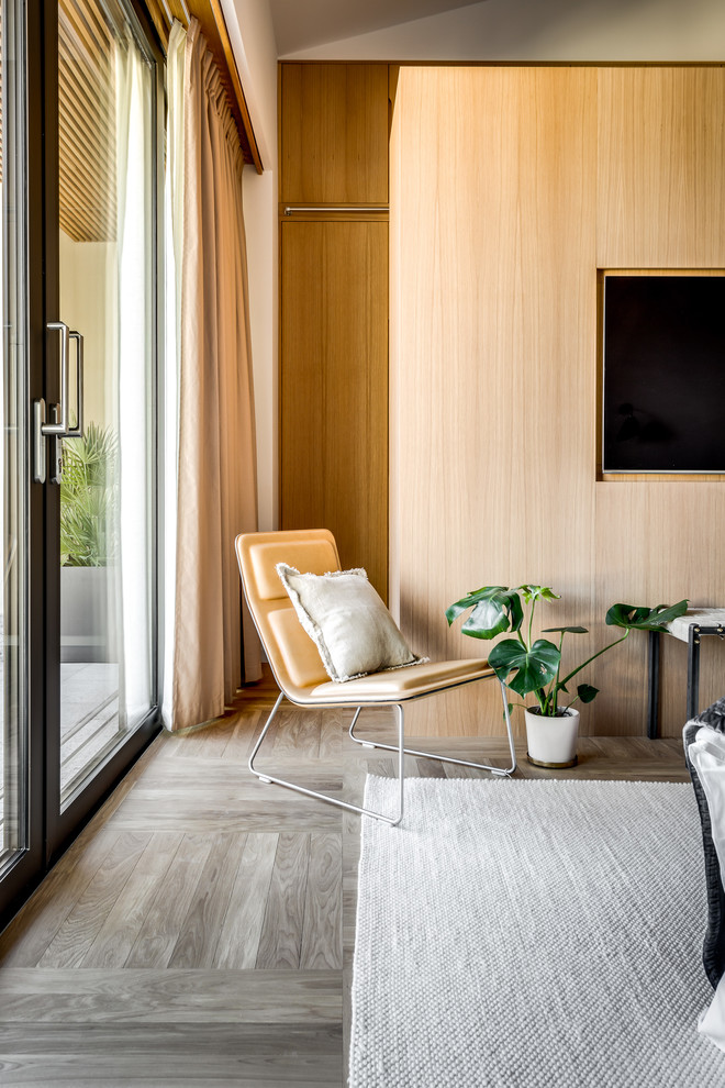 Foto di un soggiorno design con pareti beige, parquet chiaro e pavimento grigio