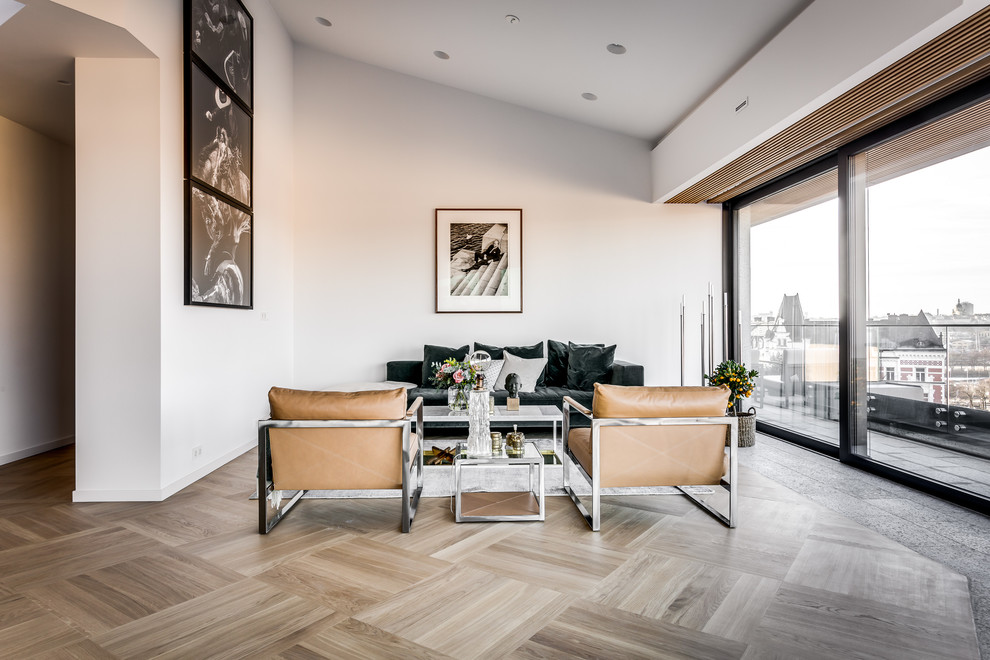 Cette image montre un salon nordique avec une salle de réception, un mur blanc, parquet clair, aucun téléviseur et un sol gris.