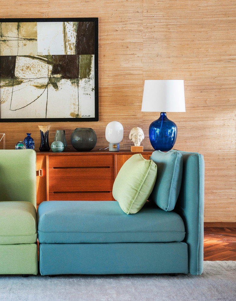Inspiration pour un salon minimaliste avec un mur beige et un sol en bois brun.