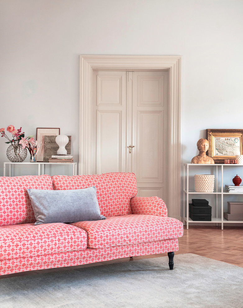 Repräsentatives Klassisches Wohnzimmer mit grauer Wandfarbe und braunem Holzboden in Sonstige