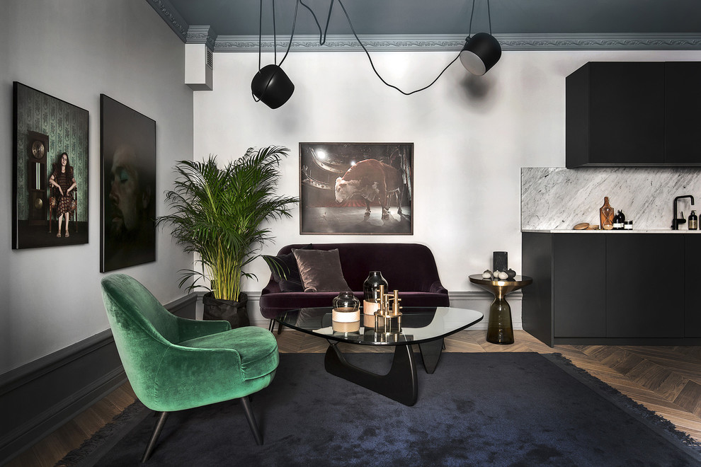 Mittelgroßes, Repräsentatives, Fernseherloses, Offenes Skandinavisches Wohnzimmer mit weißer Wandfarbe und braunem Holzboden in Stockholm