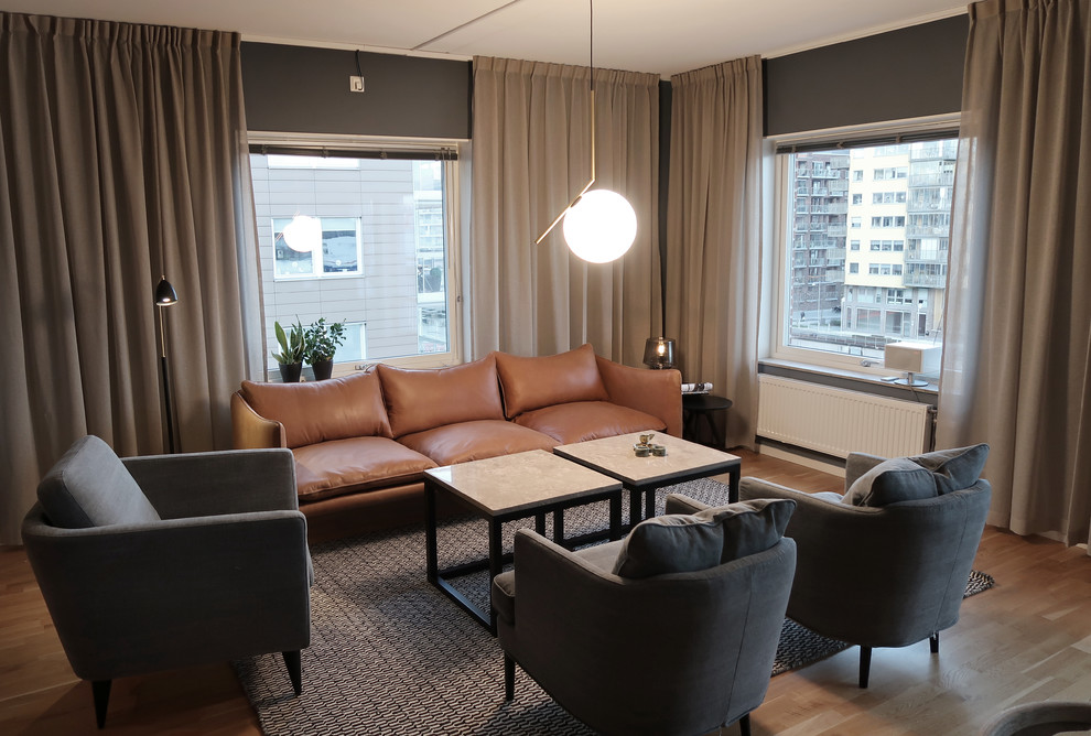 Idee per un soggiorno contemporaneo con pareti blu, pavimento in legno massello medio, nessuna TV e pavimento verde