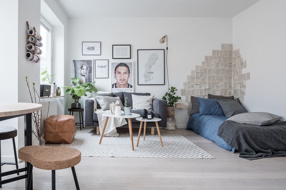 Offenes, Mittelgroßes, Fernseherloses Skandinavisches Wohnzimmer ohne Kamin mit weißer Wandfarbe und hellem Holzboden in Stockholm