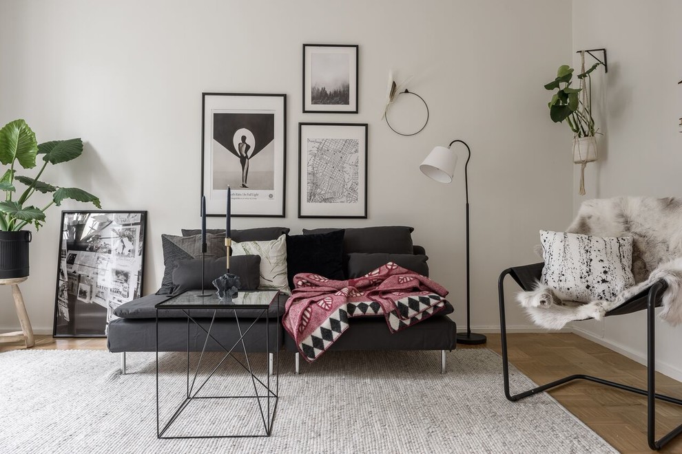 Inspiration för mellanstora minimalistiska separata vardagsrum, med vita väggar, mellanmörkt trägolv och brunt golv