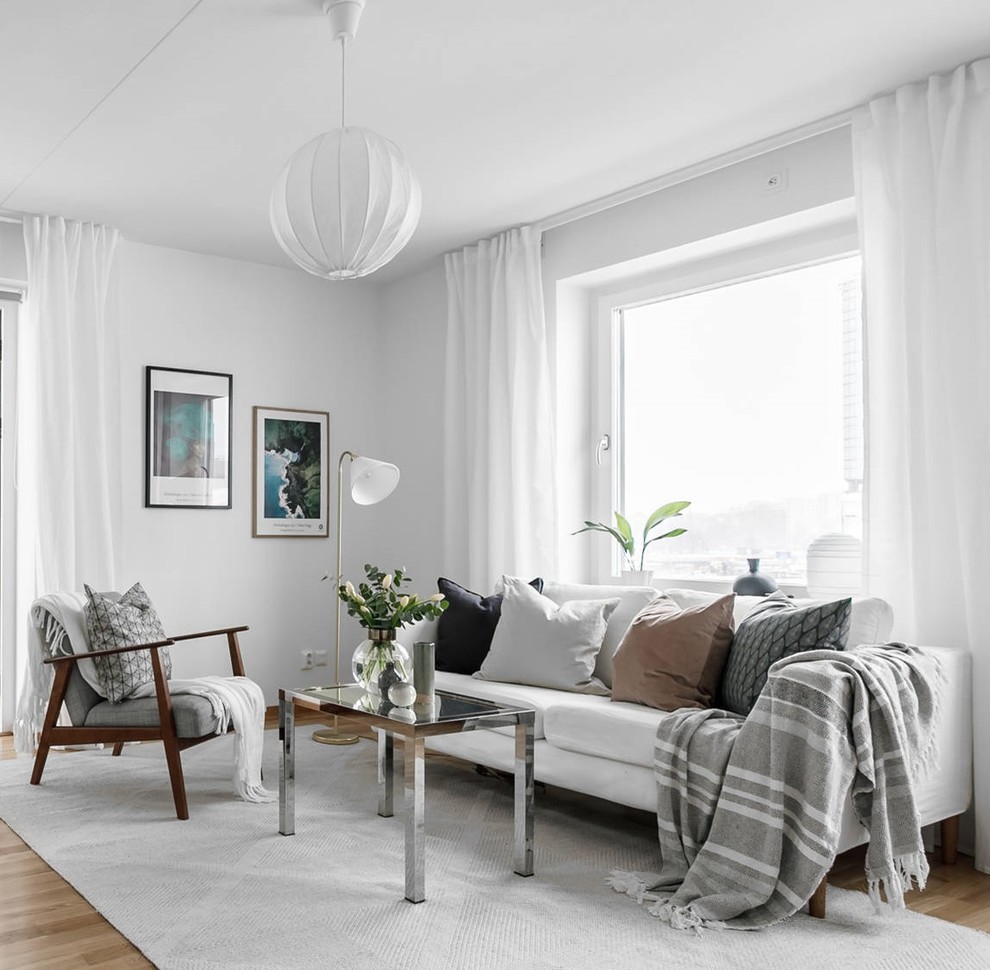 Пример оригинального дизайна: изолированная гостиная комната среднего размера в скандинавском стиле с белыми стенами, светлым паркетным полом и бежевым полом