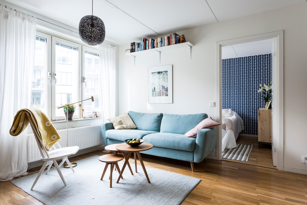 Diseño de salón para visitas abierto nórdico de tamaño medio sin televisor con paredes blancas y suelo de madera clara