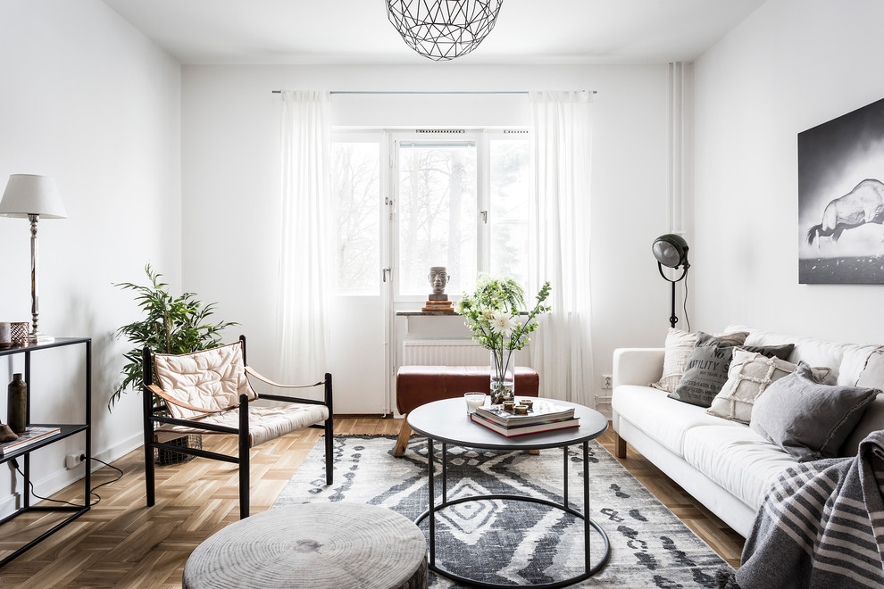 Idee per un soggiorno scandinavo di medie dimensioni e chiuso con pareti bianche, pavimento in legno massello medio, sala formale e nessuna TV