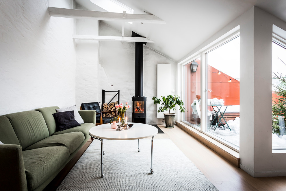 Großes, Repräsentatives, Fernseherloses, Offenes Nordisches Wohnzimmer mit weißer Wandfarbe und hellem Holzboden in Stockholm