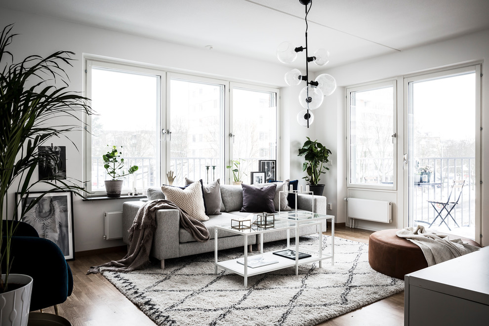 Mittelgroßes, Repräsentatives, Abgetrenntes Nordisches Wohnzimmer mit weißer Wandfarbe und dunklem Holzboden in Stockholm