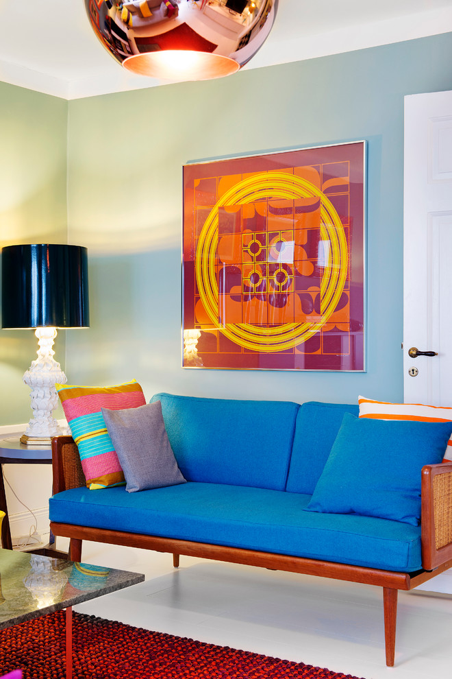 Идея дизайна: гостиная комната в стиле фьюжн с синим диваном