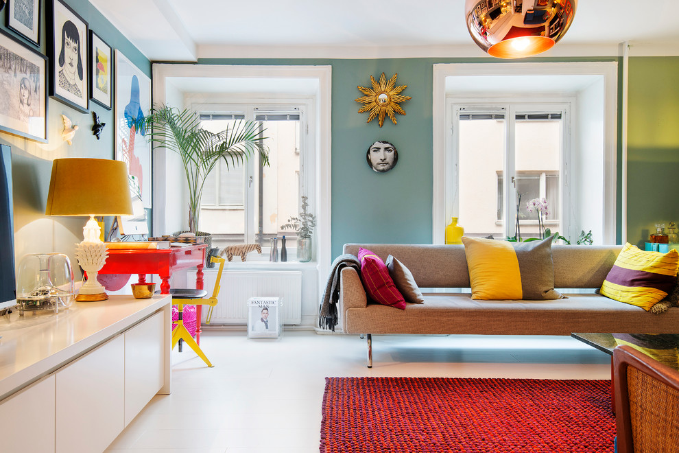 Offenes, Mittelgroßes, Fernseherloses Eklektisches Wohnzimmer ohne Kamin mit gebeiztem Holzboden und grüner Wandfarbe in Stockholm