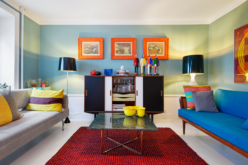 Источник вдохновения для домашнего уюта: большая парадная, изолированная гостиная комната в стиле фьюжн с деревянным полом, зелеными стенами и синим диваном без камина, телевизора