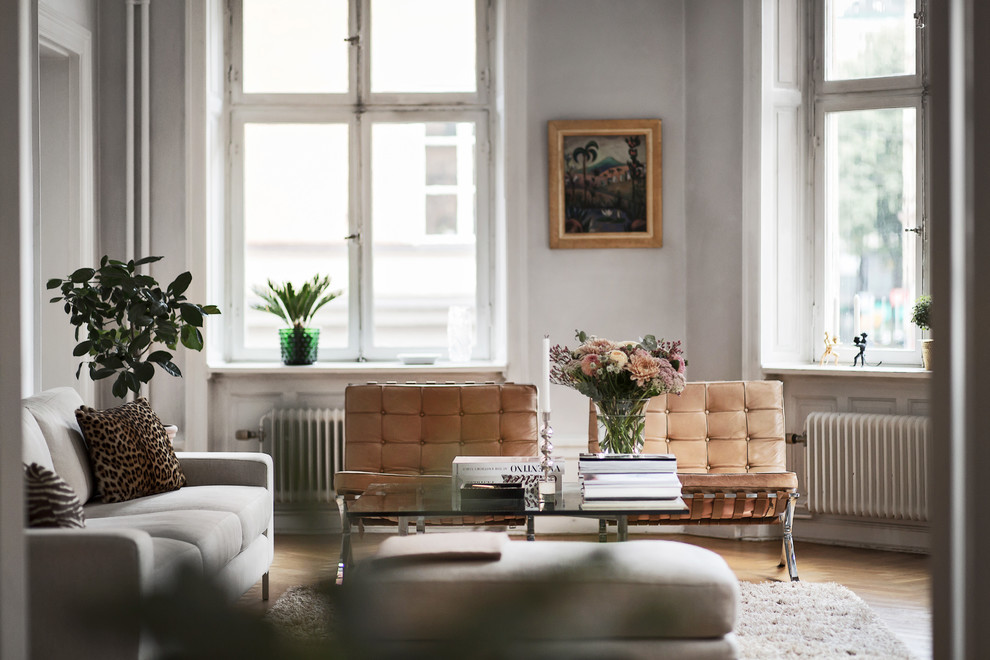 Inspiration för ett minimalistiskt vardagsrum, med grå väggar
