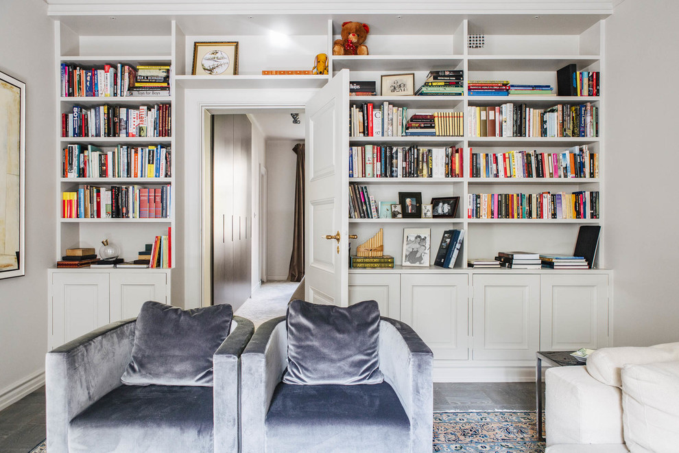 Esempio di un soggiorno chic chiuso con libreria, pareti bianche, pavimento in pietra calcarea, nessun camino e nessuna TV