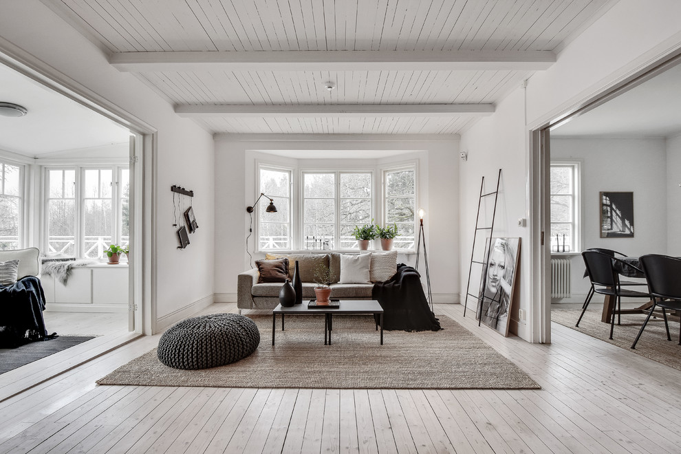 Источник вдохновения для домашнего уюта: парадная, открытая гостиная комната среднего размера в скандинавском стиле с белыми стенами и деревянным полом без камина, телевизора