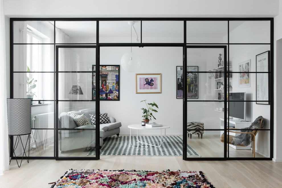 Стильный дизайн: открытая гостиная комната среднего размера в стиле фьюжн с белыми стенами и светлым паркетным полом - последний тренд