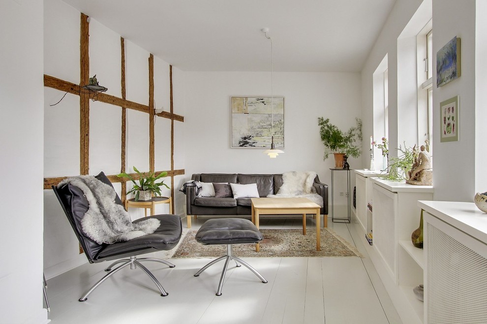 Großes, Repräsentatives, Fernseherloses, Abgetrenntes Nordisches Wohnzimmer ohne Kamin mit weißer Wandfarbe und gebeiztem Holzboden in Esbjerg