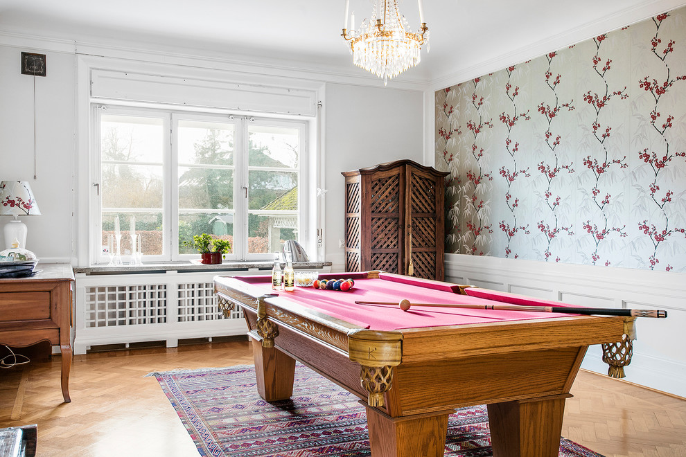 Пример оригинального дизайна: гостиная комната в скандинавском стиле с разноцветными стенами, коричневым полом и бильярдным столом