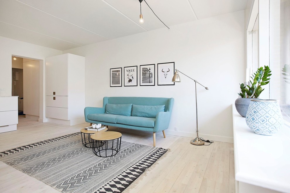 Mittelgroßes, Repräsentatives, Fernseherloses, Offenes Skandinavisches Wohnzimmer ohne Kamin mit weißer Wandfarbe und hellem Holzboden in Kopenhagen