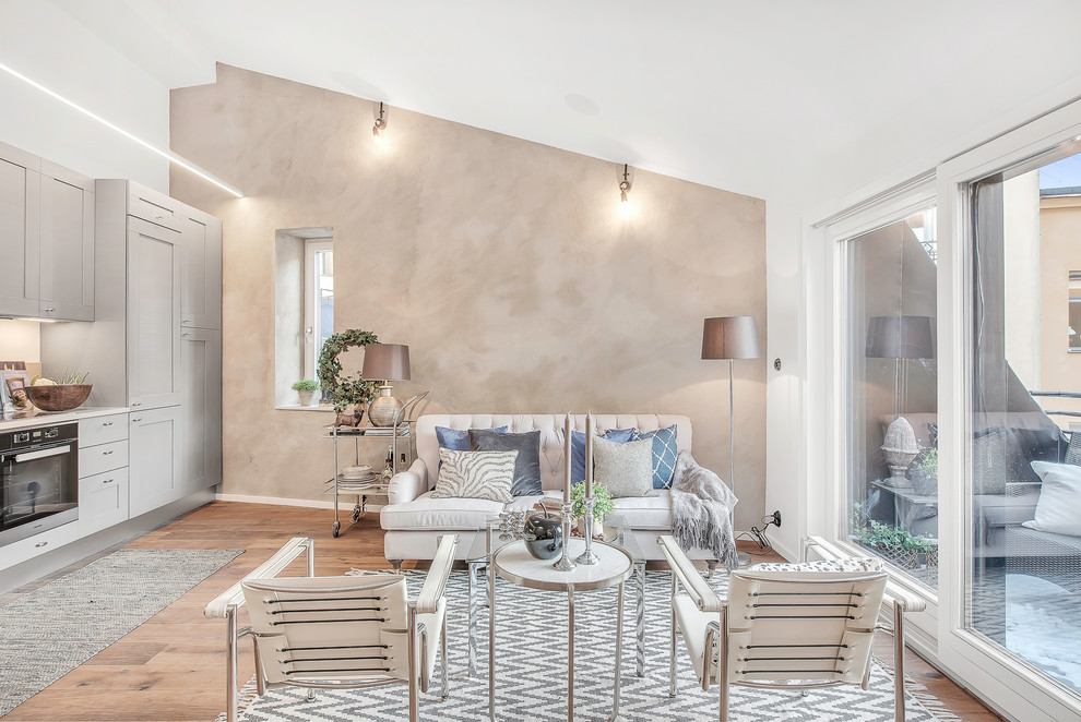 Mittelgroßes, Offenes, Repräsentatives, Fernseherloses Modernes Wohnzimmer ohne Kamin mit beiger Wandfarbe und hellem Holzboden in Stockholm