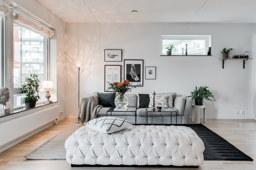 Идея дизайна: парадная, открытая гостиная комната среднего размера:: освещение в скандинавском стиле с белыми стенами и светлым паркетным полом без камина, телевизора