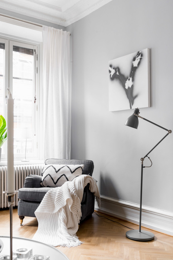 Idéer för ett mellanstort minimalistiskt separat vardagsrum, med grå väggar, ljust trägolv och brunt golv