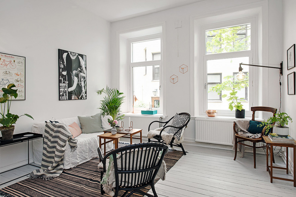 Mittelgroßes, Repräsentatives, Fernseherloses, Offenes Skandinavisches Wohnzimmer ohne Kamin mit weißer Wandfarbe und gebeiztem Holzboden in Göteborg