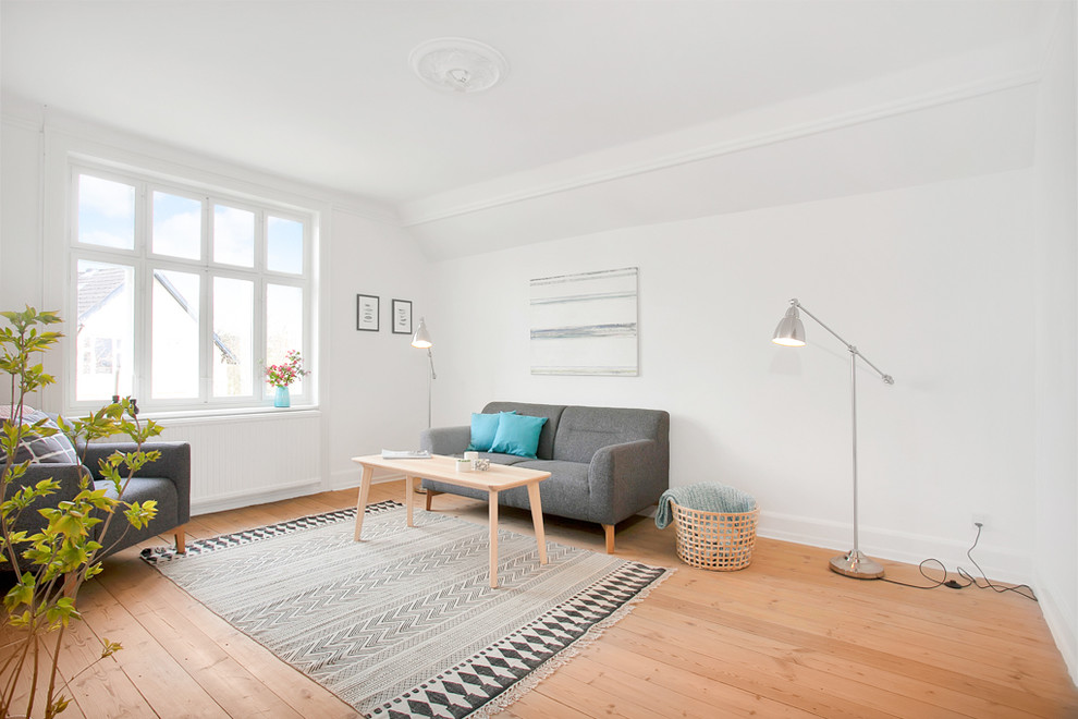 Стильный дизайн: парадная, изолированная гостиная комната среднего размера в скандинавском стиле с белыми стенами и светлым паркетным полом без камина, телевизора - последний тренд