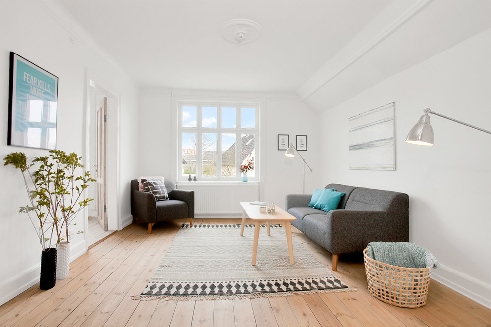 Mittelgroßes, Repräsentatives, Fernseherloses, Abgetrenntes Skandinavisches Wohnzimmer ohne Kamin mit weißer Wandfarbe und hellem Holzboden in Kopenhagen