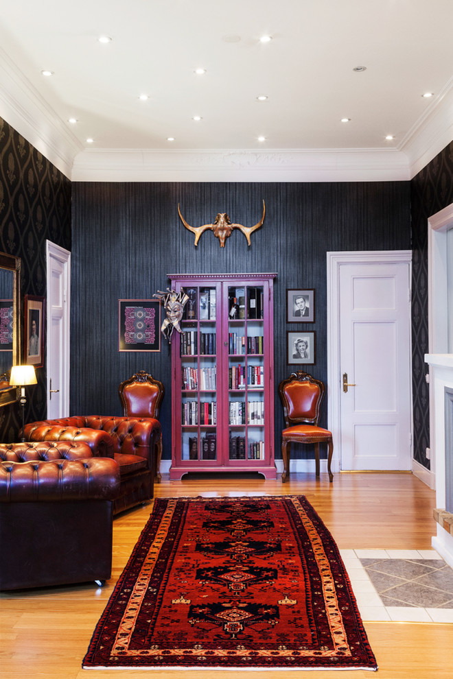 Idee per un soggiorno tradizionale di medie dimensioni e chiuso con sala formale, pareti nere e pavimento in legno massello medio