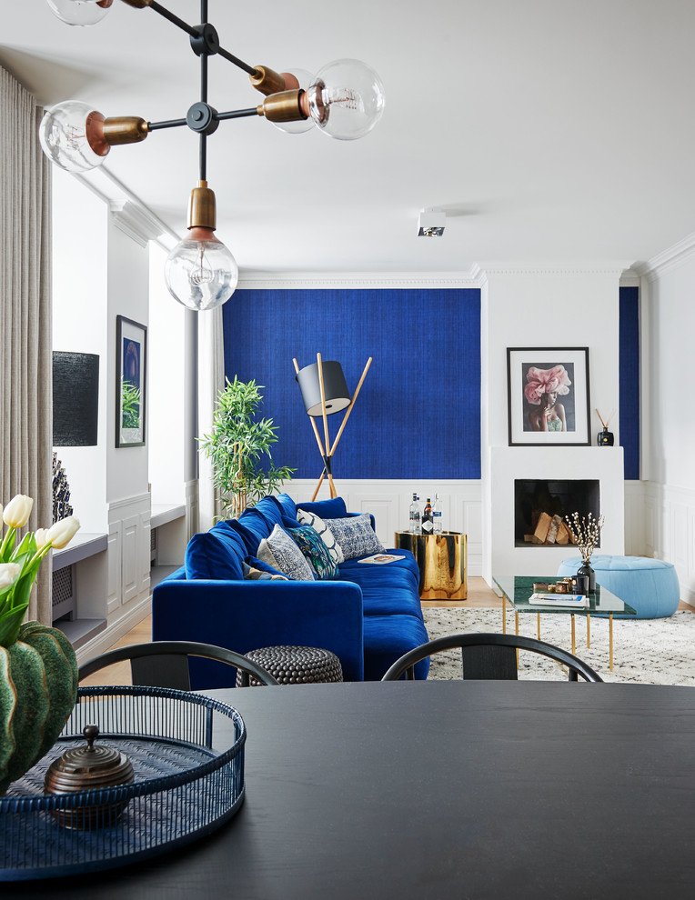 Exempel på ett minimalistiskt vardagsrum, med flerfärgade väggar