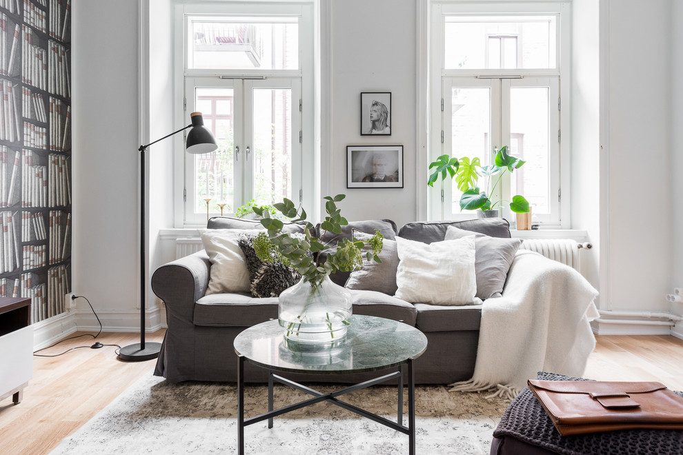 Ejemplo de salón para visitas abierto nórdico de tamaño medio sin televisor con paredes blancas, suelo de madera clara y alfombra