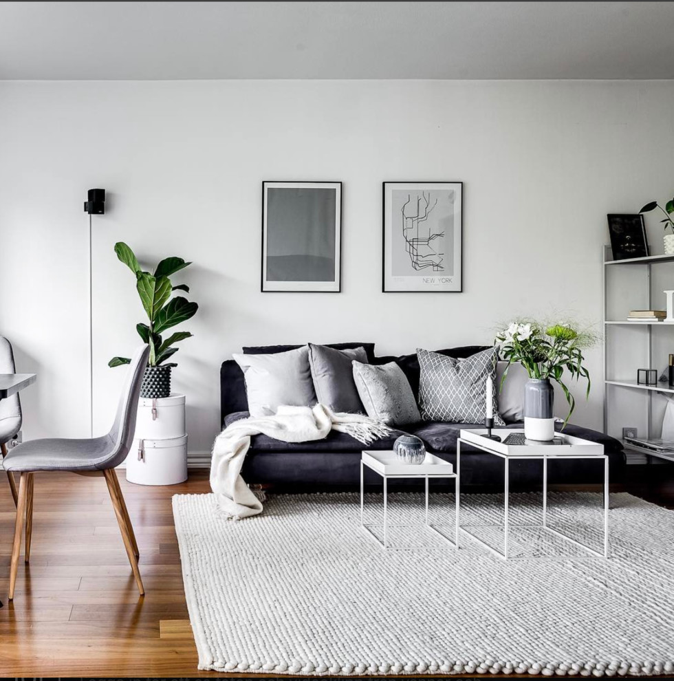 Mittelgroßes Skandinavisches Wohnzimmer ohne Kamin mit weißer Wandfarbe, braunem Holzboden und braunem Boden in Stockholm