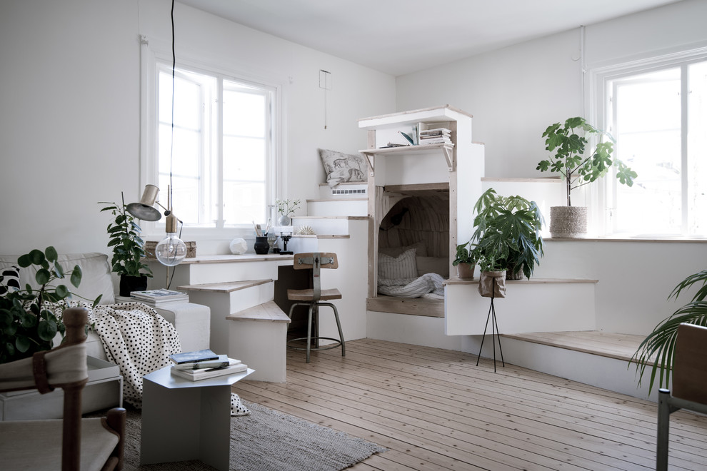 Источник вдохновения для домашнего уюта: маленькая открытая, парадная гостиная комната в скандинавском стиле с белыми стенами и светлым паркетным полом без телевизора для на участке и в саду