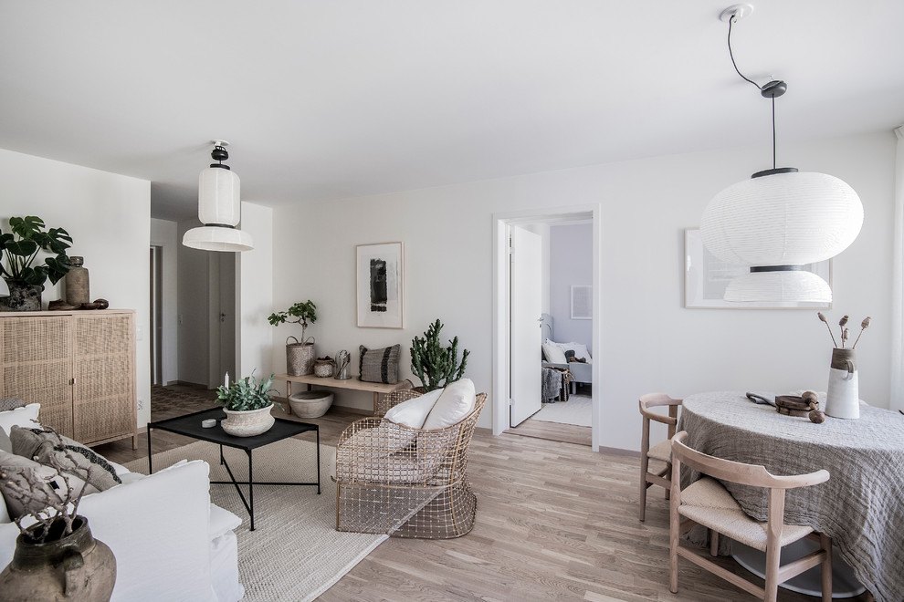 Inspiration för minimalistiska vardagsrum, med mellanmörkt trägolv