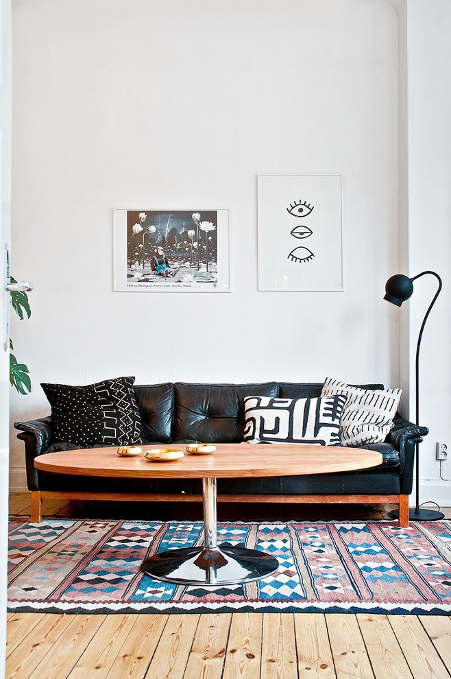 Idee per un soggiorno moderno con pareti bianche e parquet chiaro