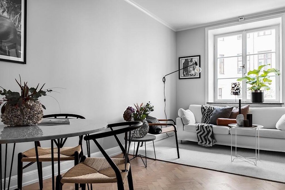 Inspiration för mellanstora minimalistiska separata vardagsrum, med grå väggar och ljust trägolv