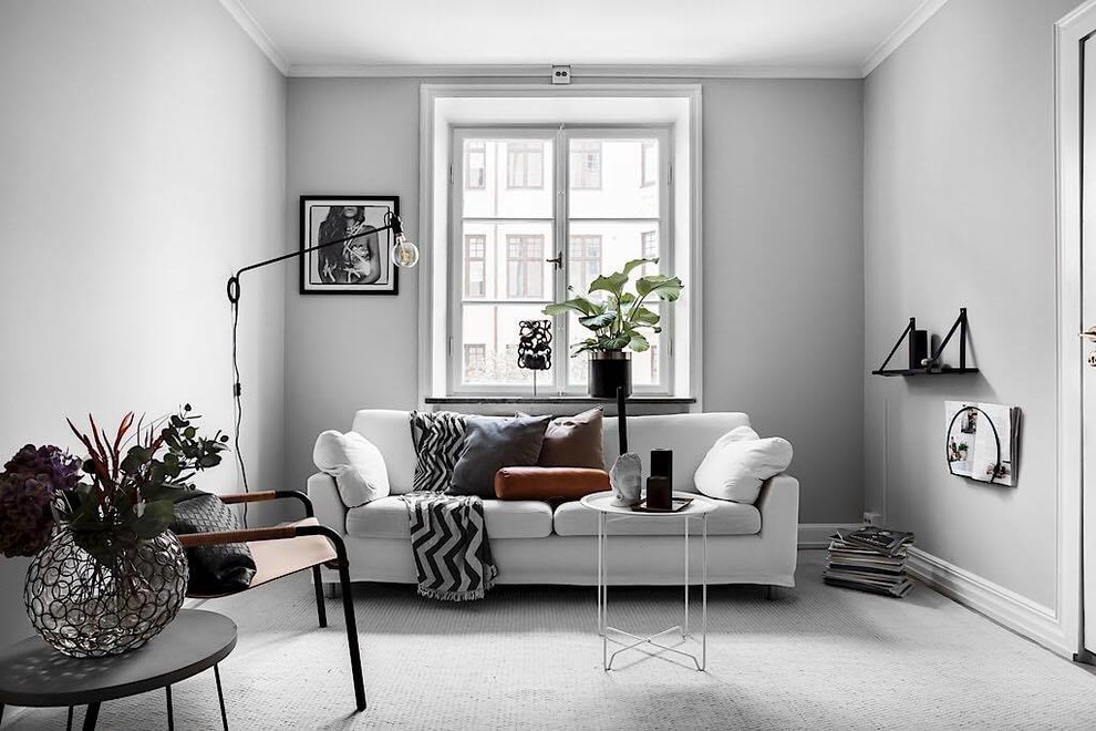 Fernseherloses, Abgetrenntes, Mittelgroßes Skandinavisches Wohnzimmer mit grauer Wandfarbe, Teppichboden und weißem Boden in Stockholm