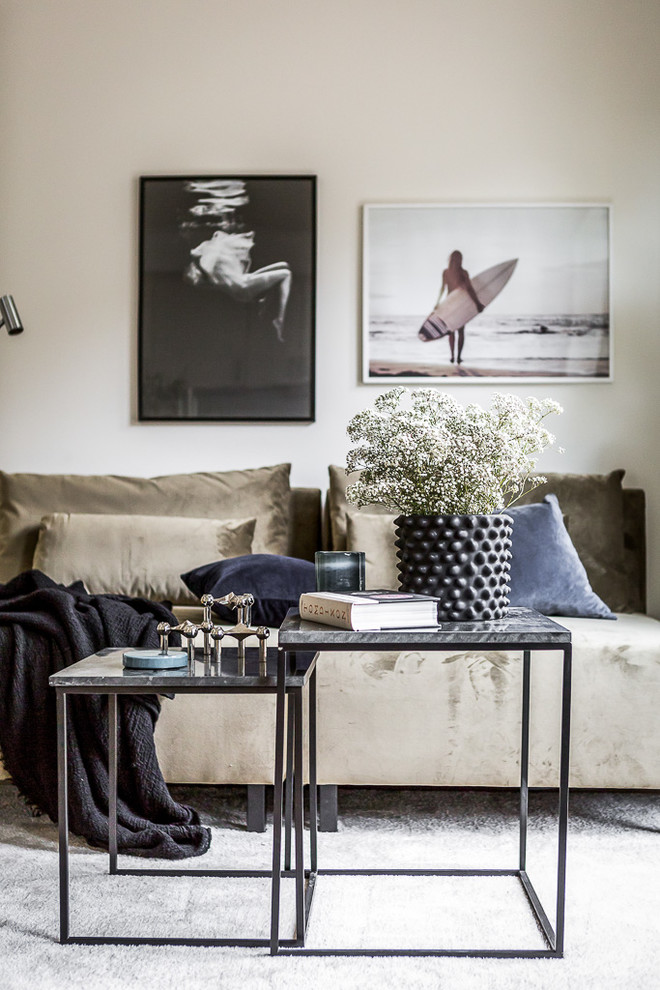 Bild på ett minimalistiskt vardagsrum, med vita väggar, heltäckningsmatta och grått golv