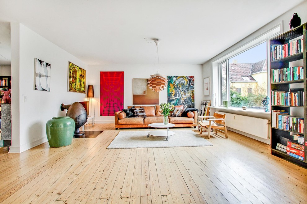 Großes, Repräsentatives, Fernseherloses, Abgetrenntes Nordisches Wohnzimmer mit weißer Wandfarbe, hellem Holzboden und Kaminofen in Kopenhagen