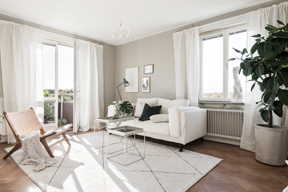 Inspiration för ett skandinaviskt vardagsrum, med beige väggar och mellanmörkt trägolv