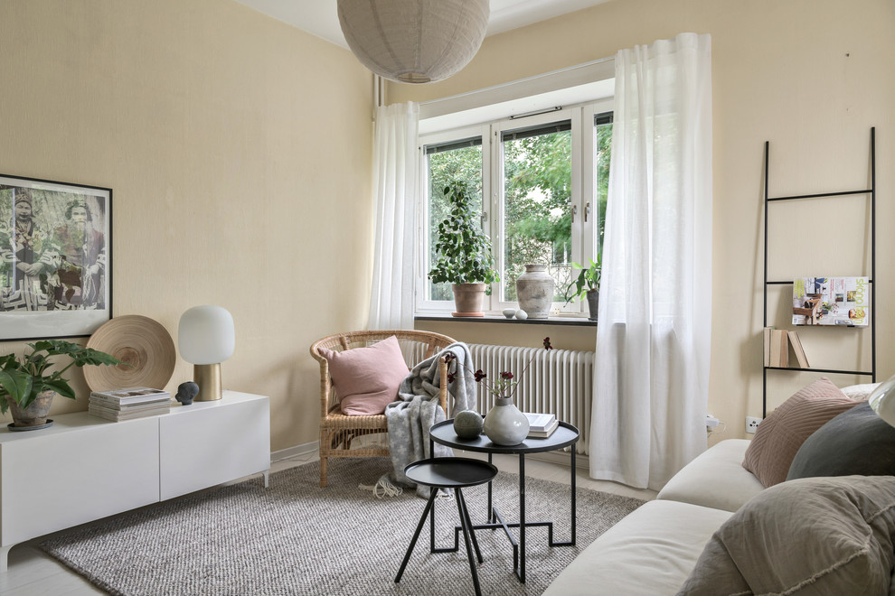 Idéer för ett minimalistiskt vardagsrum, med ett bibliotek och beige väggar