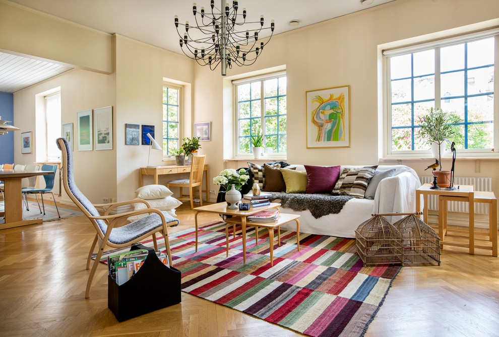 Offenes, Mittelgroßes, Repräsentatives, Fernseherloses Klassisches Wohnzimmer ohne Kamin mit beiger Wandfarbe und hellem Holzboden in Malmö
