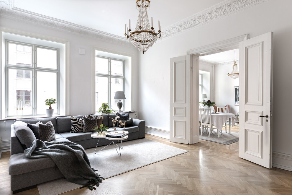 Idée de décoration pour un salon tradition fermé avec un mur blanc, parquet clair et un sol beige.