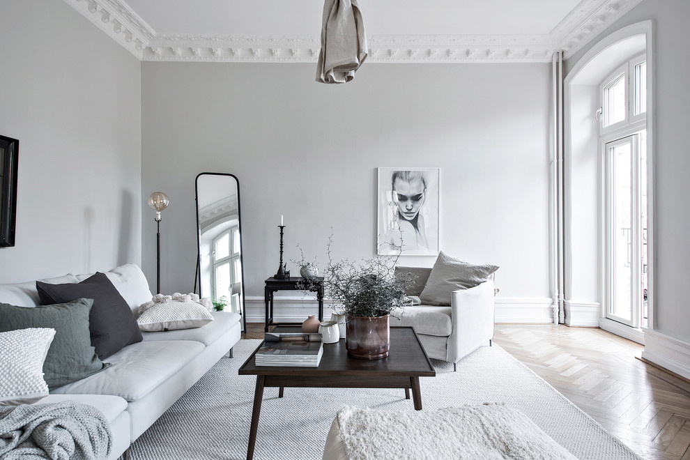 Источник вдохновения для домашнего уюта: парадная, изолированная гостиная комната в скандинавском стиле с серыми стенами, паркетным полом среднего тона и бежевым полом