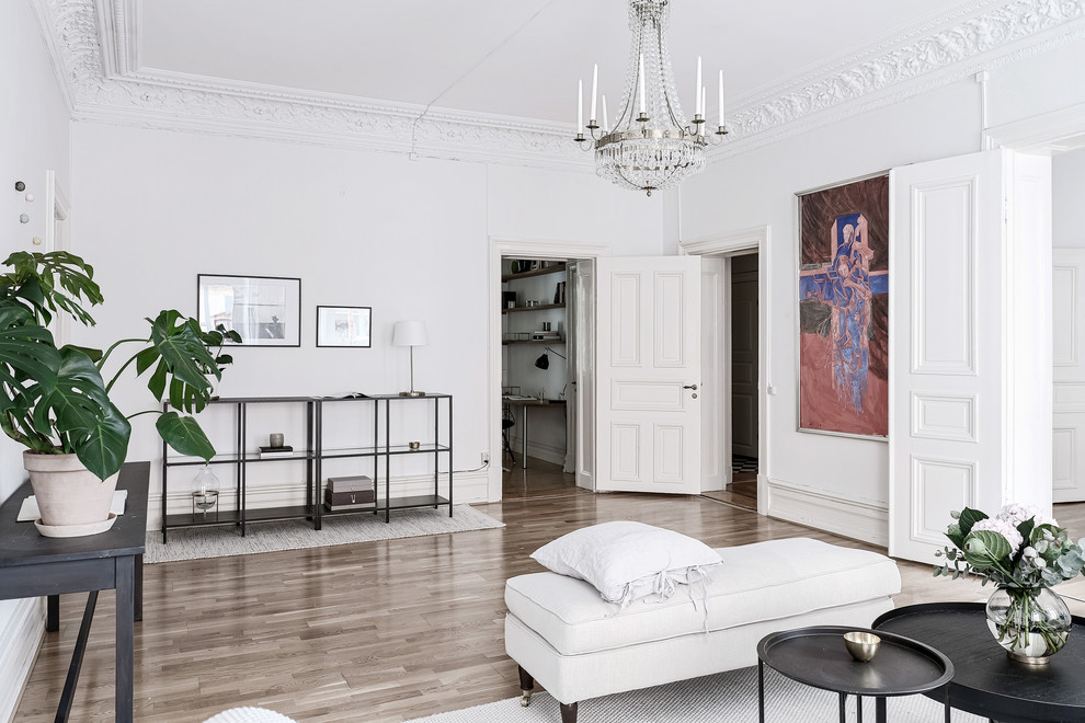 Esempio di un soggiorno vittoriano di medie dimensioni e chiuso con sala formale, pareti bianche e pavimento in legno massello medio