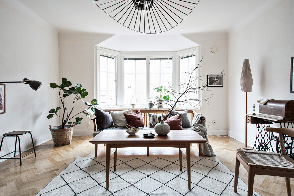 Idéer för nordiska separata vardagsrum, med ett finrum, vita väggar, ljust trägolv och beiget golv