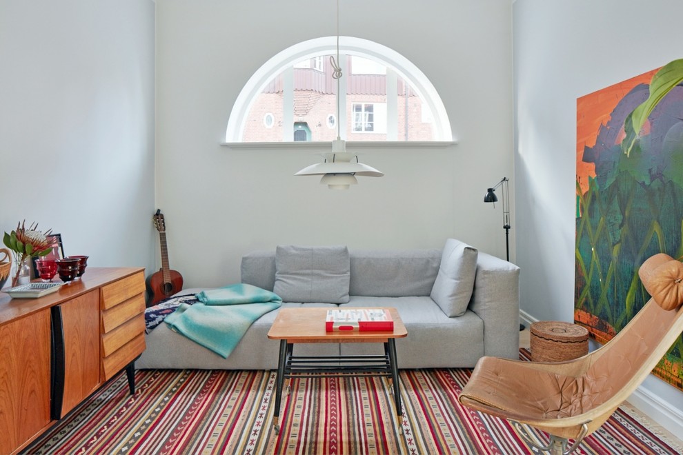 Immagine di un soggiorno scandinavo di medie dimensioni e aperto con pareti bianche, nessun camino, nessuna TV e sala formale
