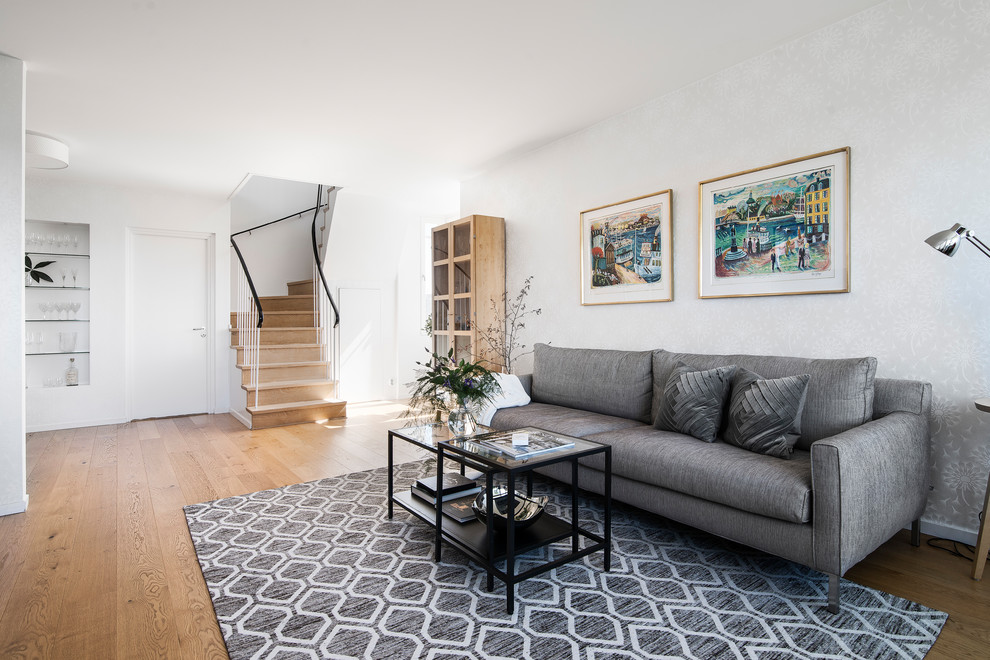 Источник вдохновения для домашнего уюта: гостиная комната в скандинавском стиле с серыми стенами, паркетным полом среднего тона и коричневым полом