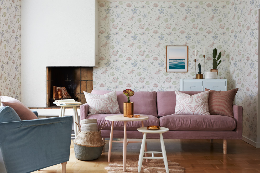 Diseño de salón para visitas nórdico de tamaño medio sin televisor con paredes multicolor, chimenea de esquina y suelo de madera oscura